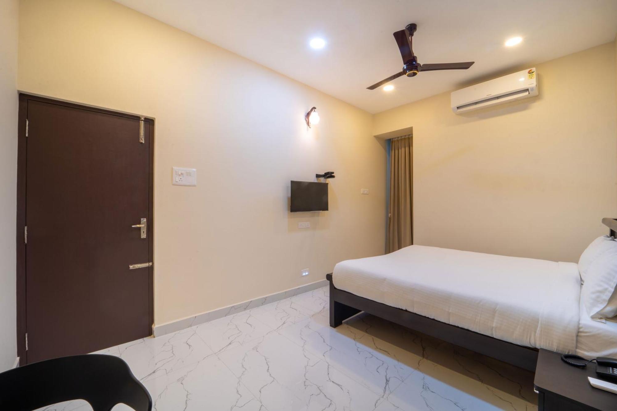 Vr Paradise Inn Kelambākkam Exterior foto